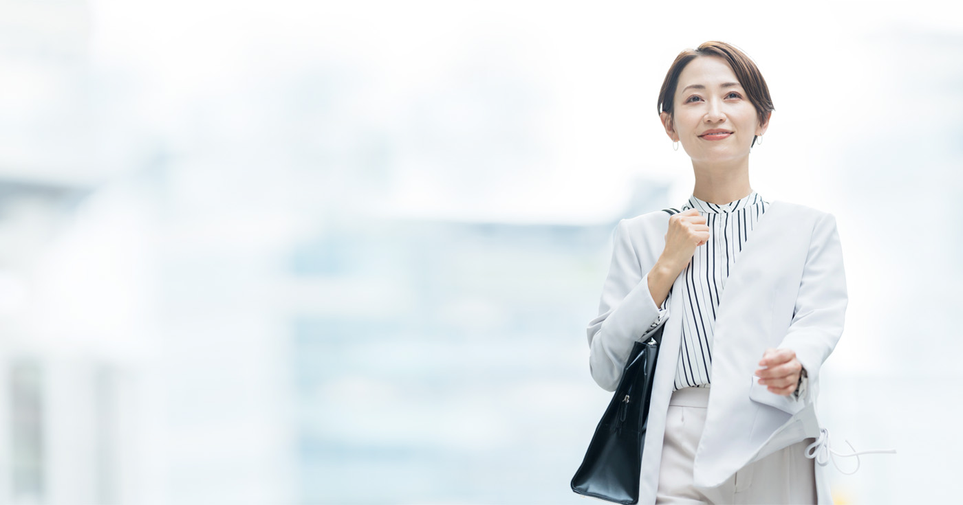 鞄を持つ女性の写真