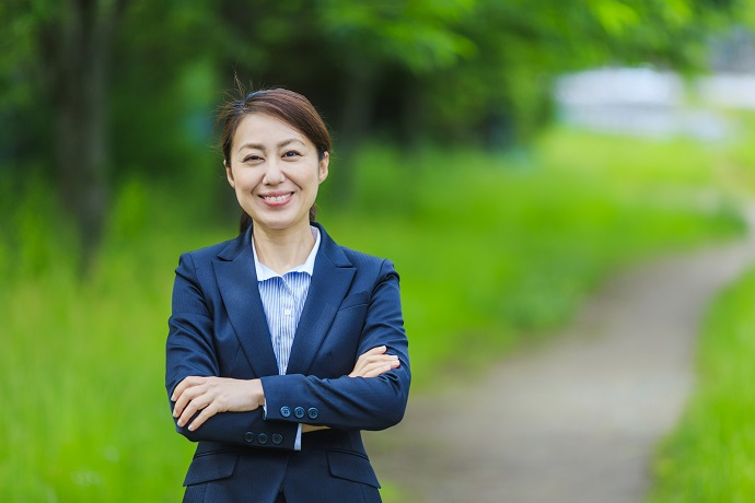 スーツの女性