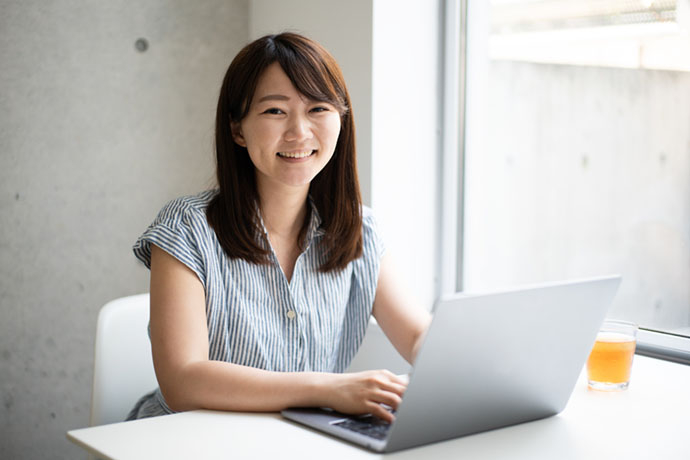 簿記２級を持つ派遣の女性