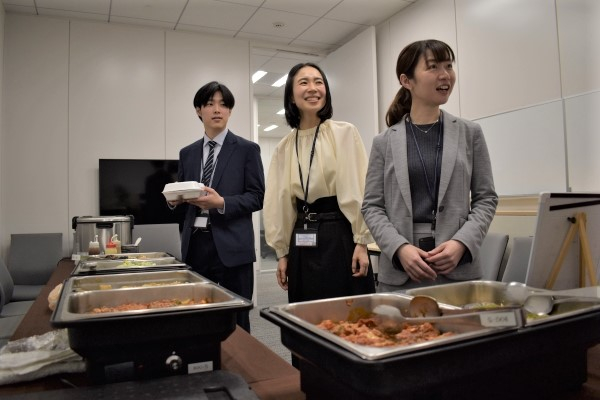 真ん中が管理部マネージャーの横山由季さん